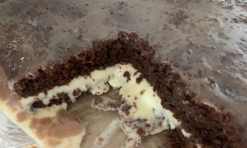 Bolo de chocolate com brigadeiro comum e brigadeiro de leite ninho